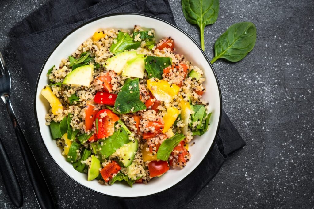 Ensalada de quinoa y aguacate: una explosión de sabor y nutrientes