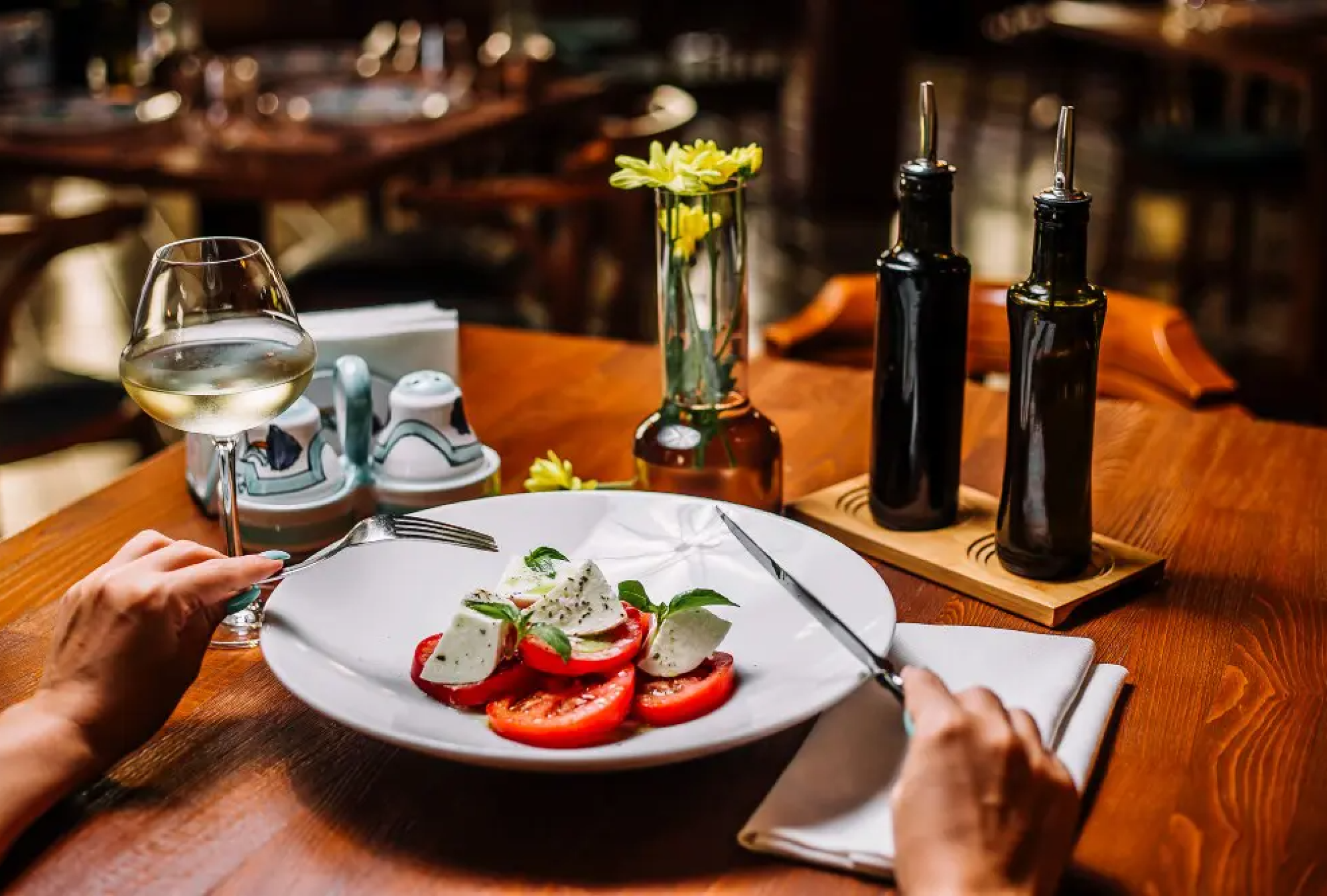 Mujer-comiendo-tomates-y-vegetal