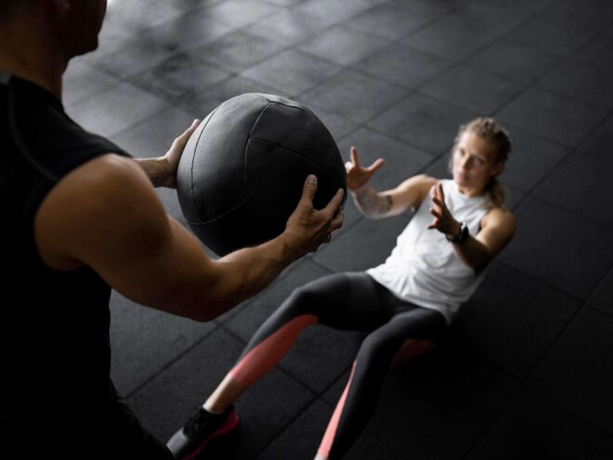 cerca-personas-entrenando-pelota