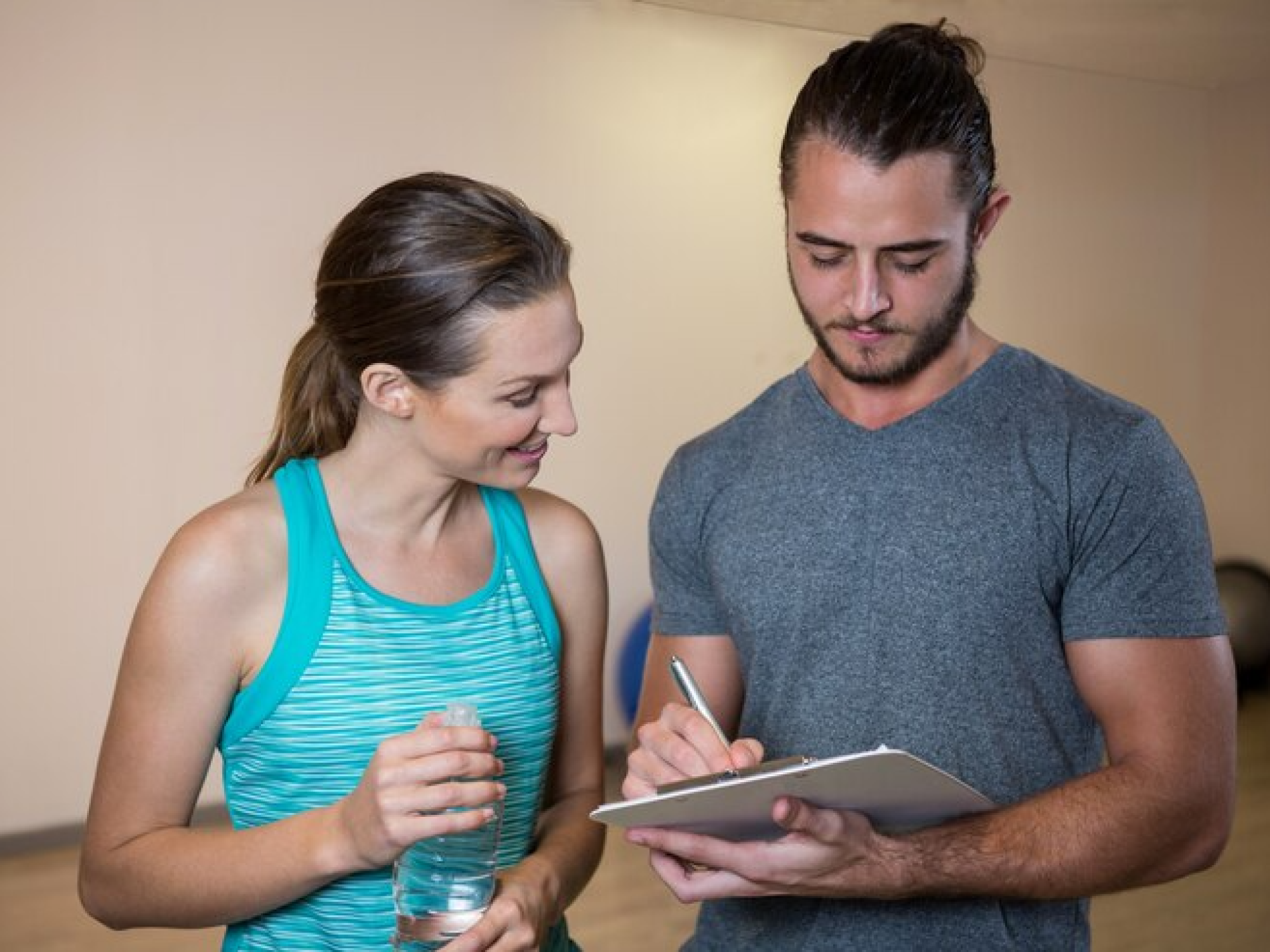entrenador-fitness-mujer-mirando