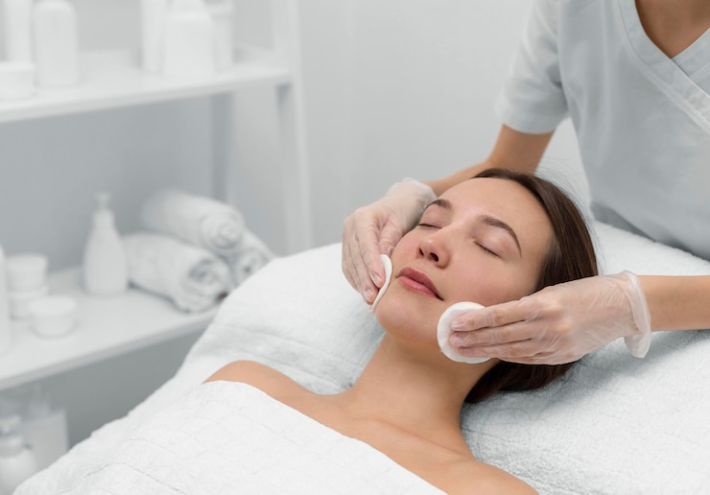 esteticista-clienta-salon-rutina