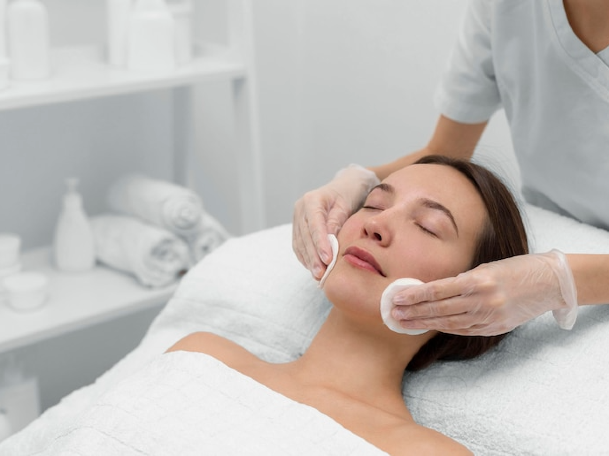 esteticista-clienta-salon-rutina