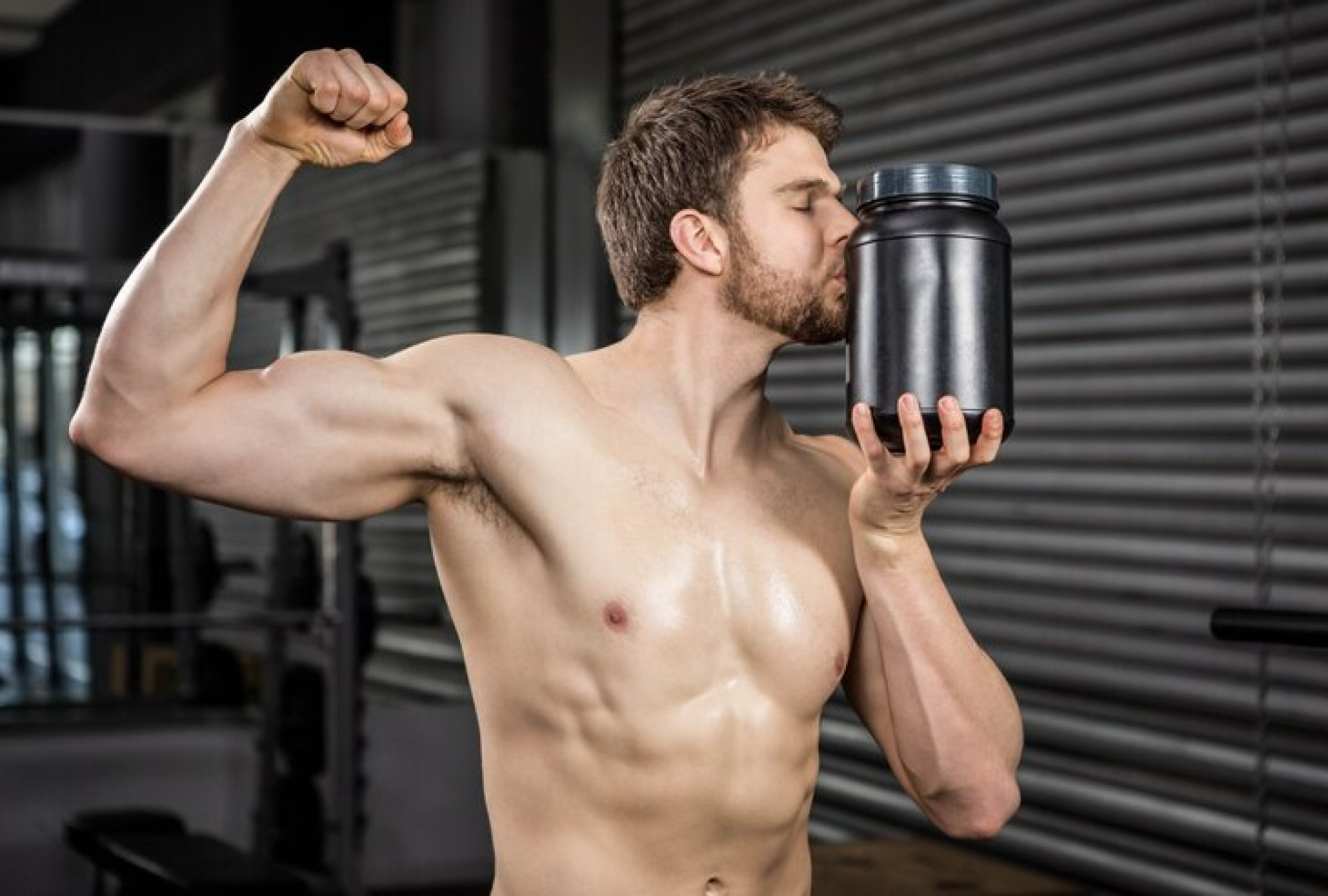 hombre-camisa-que-muestra-biceps