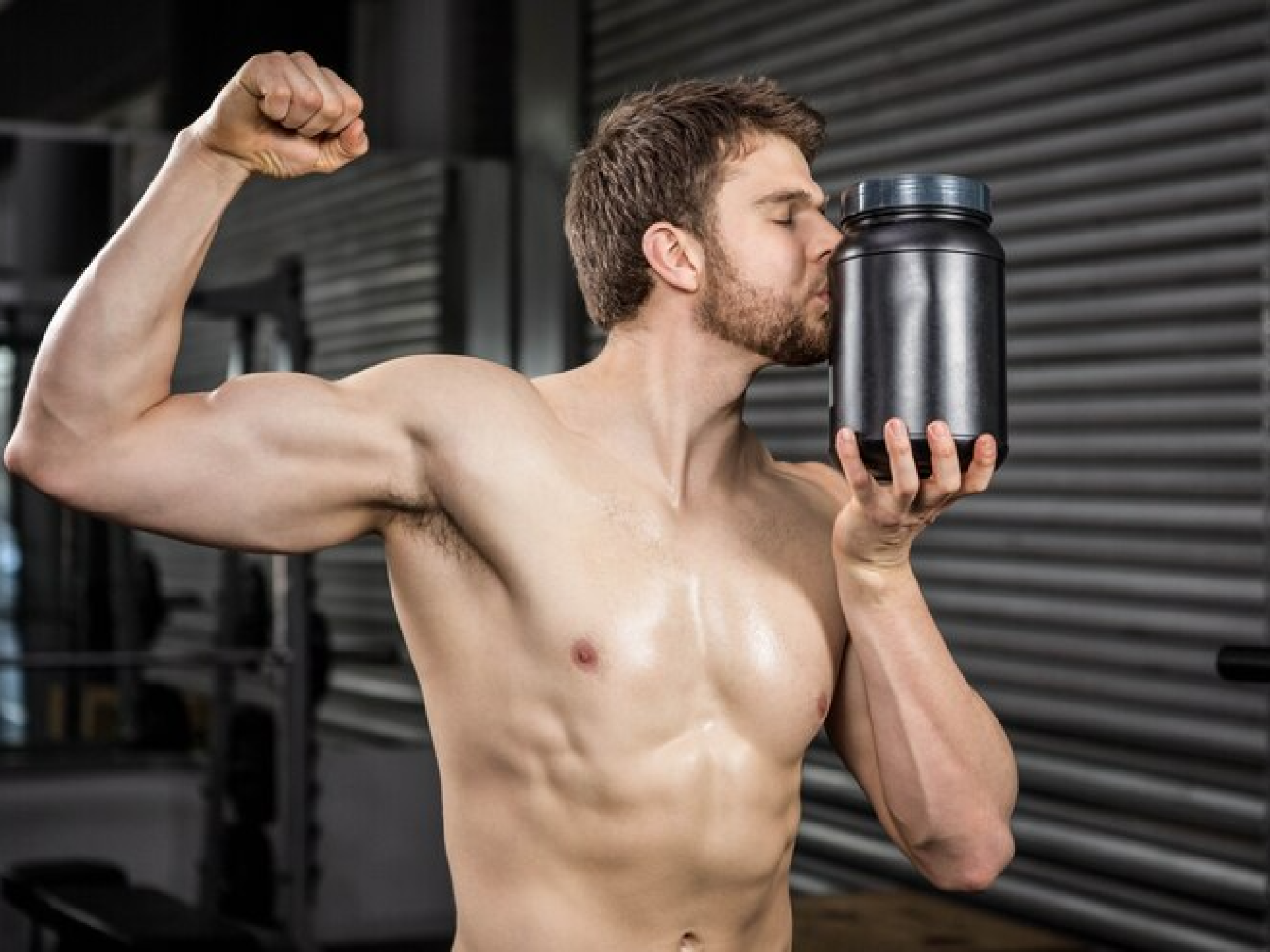 hombre-camisa-que-muestra-biceps