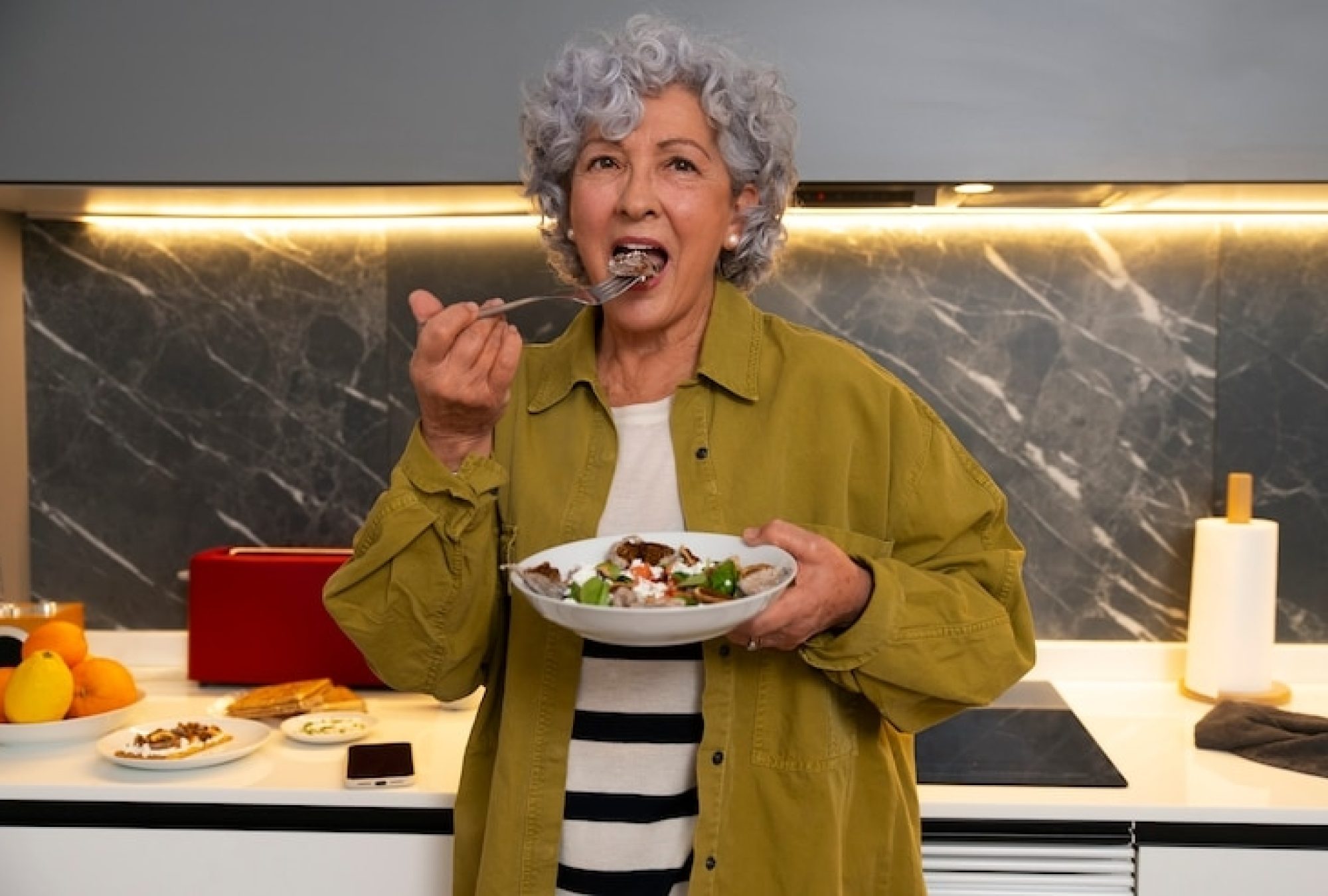 mujer-mayor-disfrutando-plato-hi