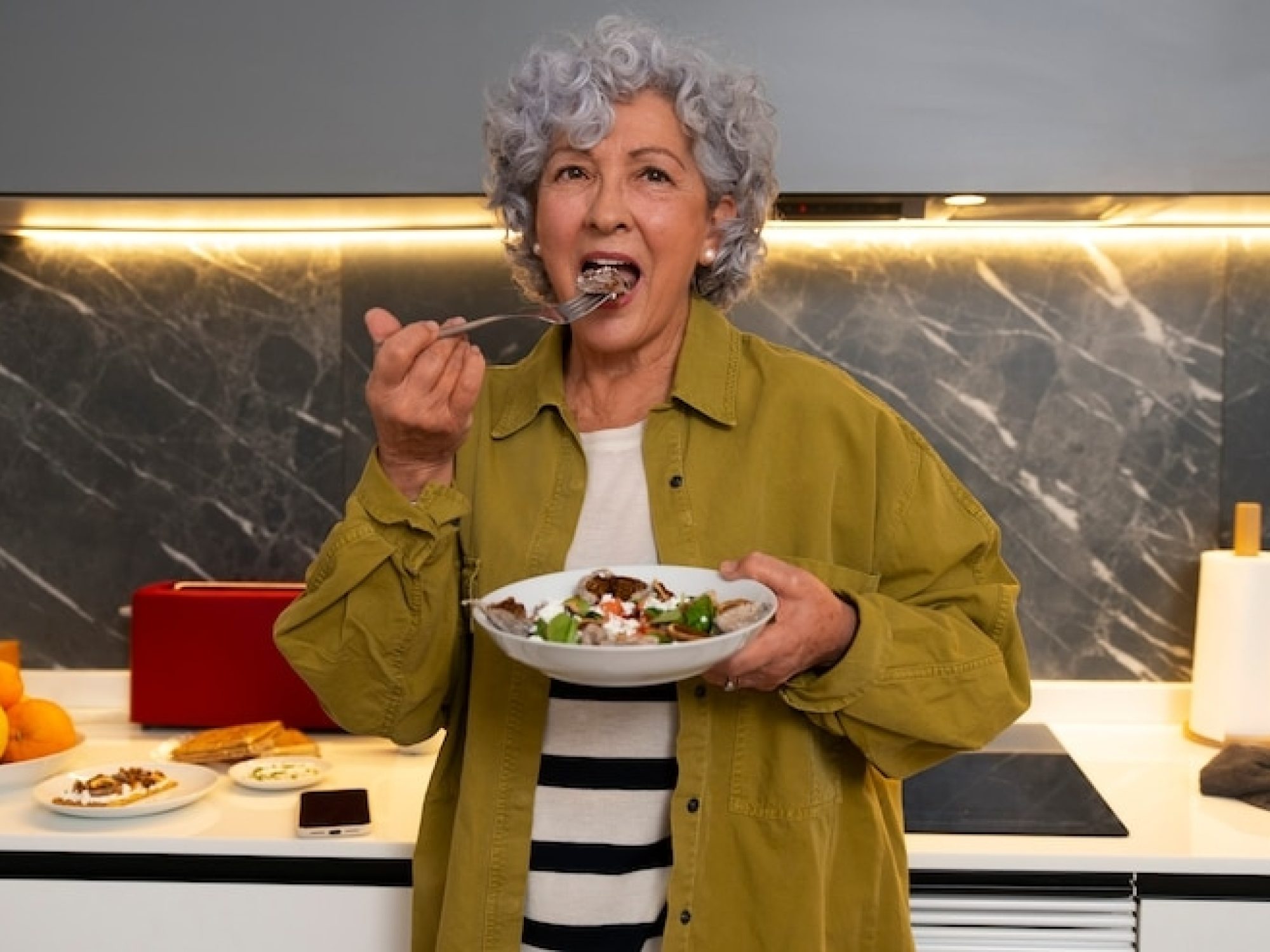 mujer-mayor-disfrutando-plato-hi