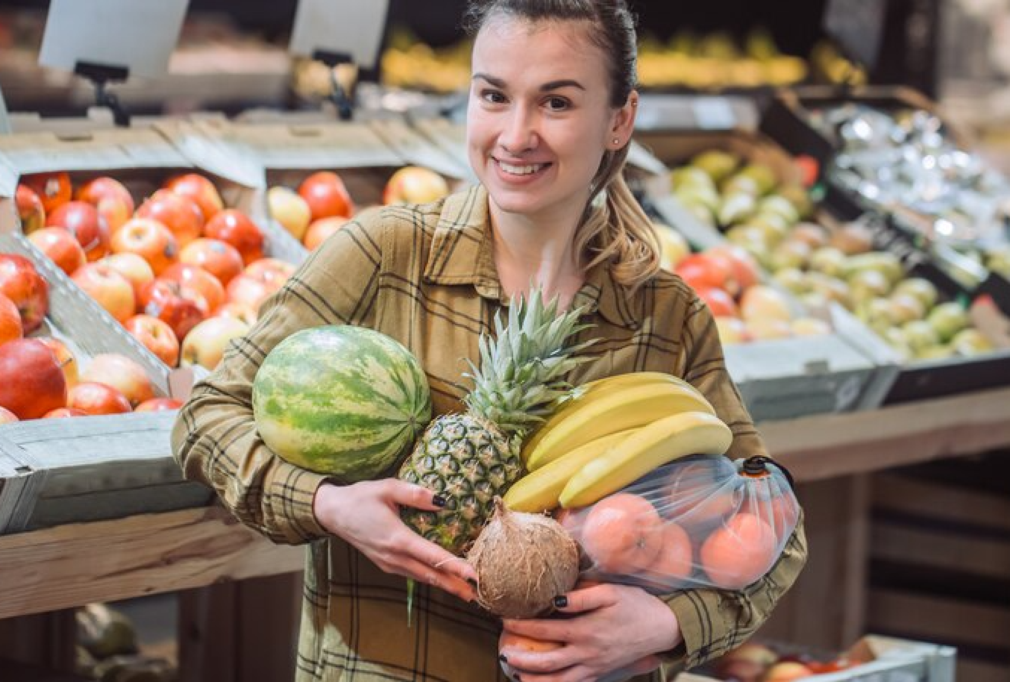 mujer-supermercado-hermosa-joven