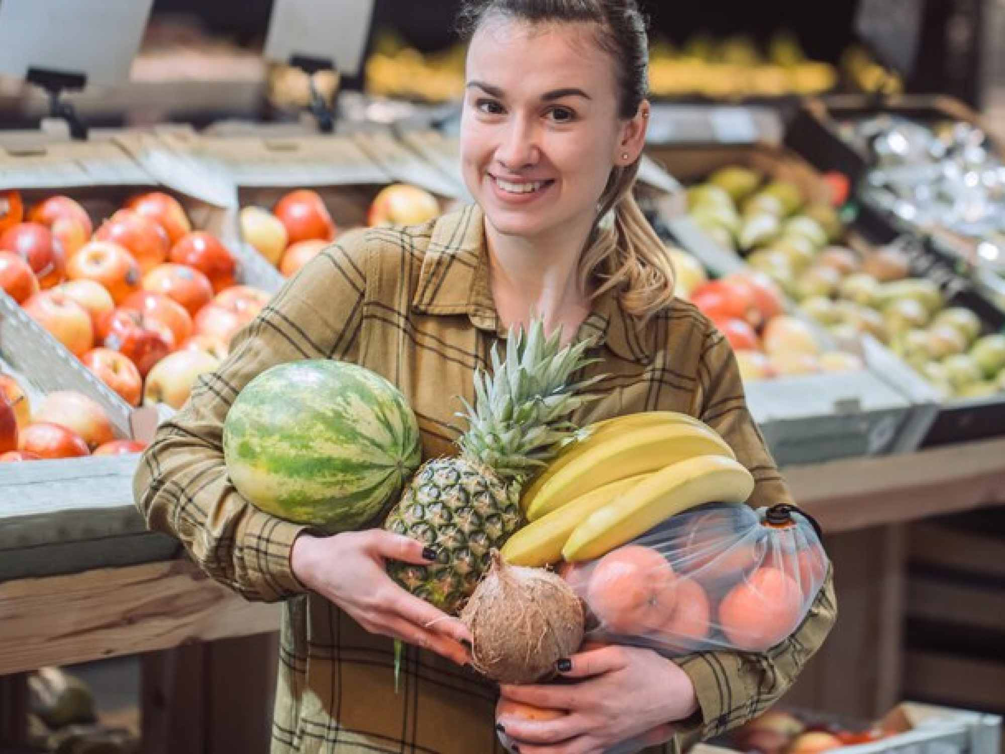 mujer-supermercado-hermosa-joven
