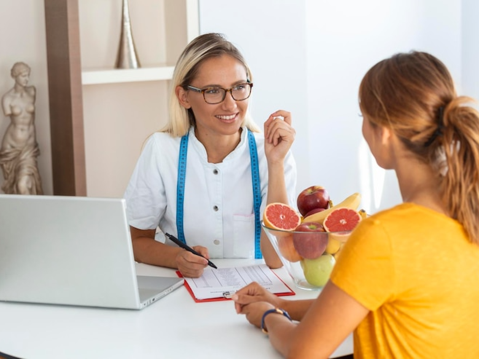 nutricionista-femenina-dando-con