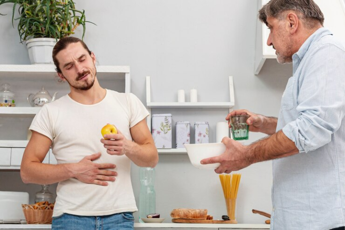 padre-ofreciendo-hijo-vaso-agua