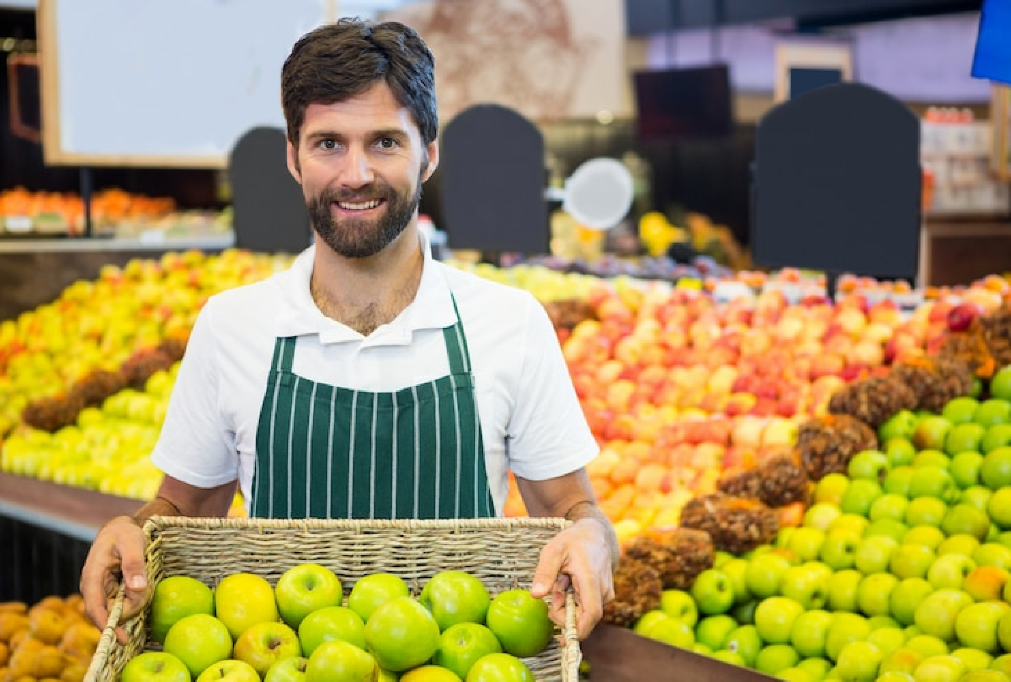 personal-masculino-sonriente-que