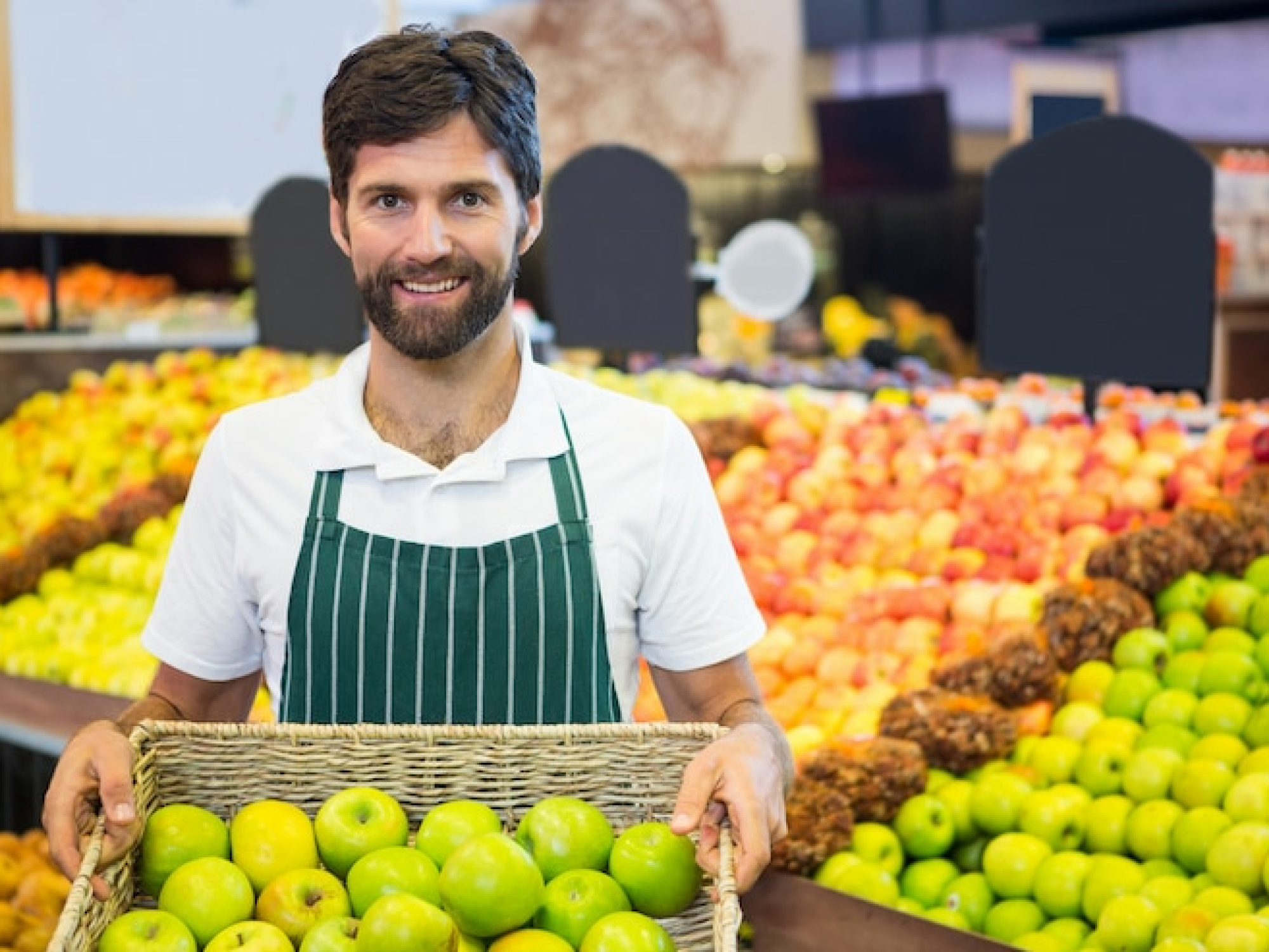 personal-masculino-sonriente-que