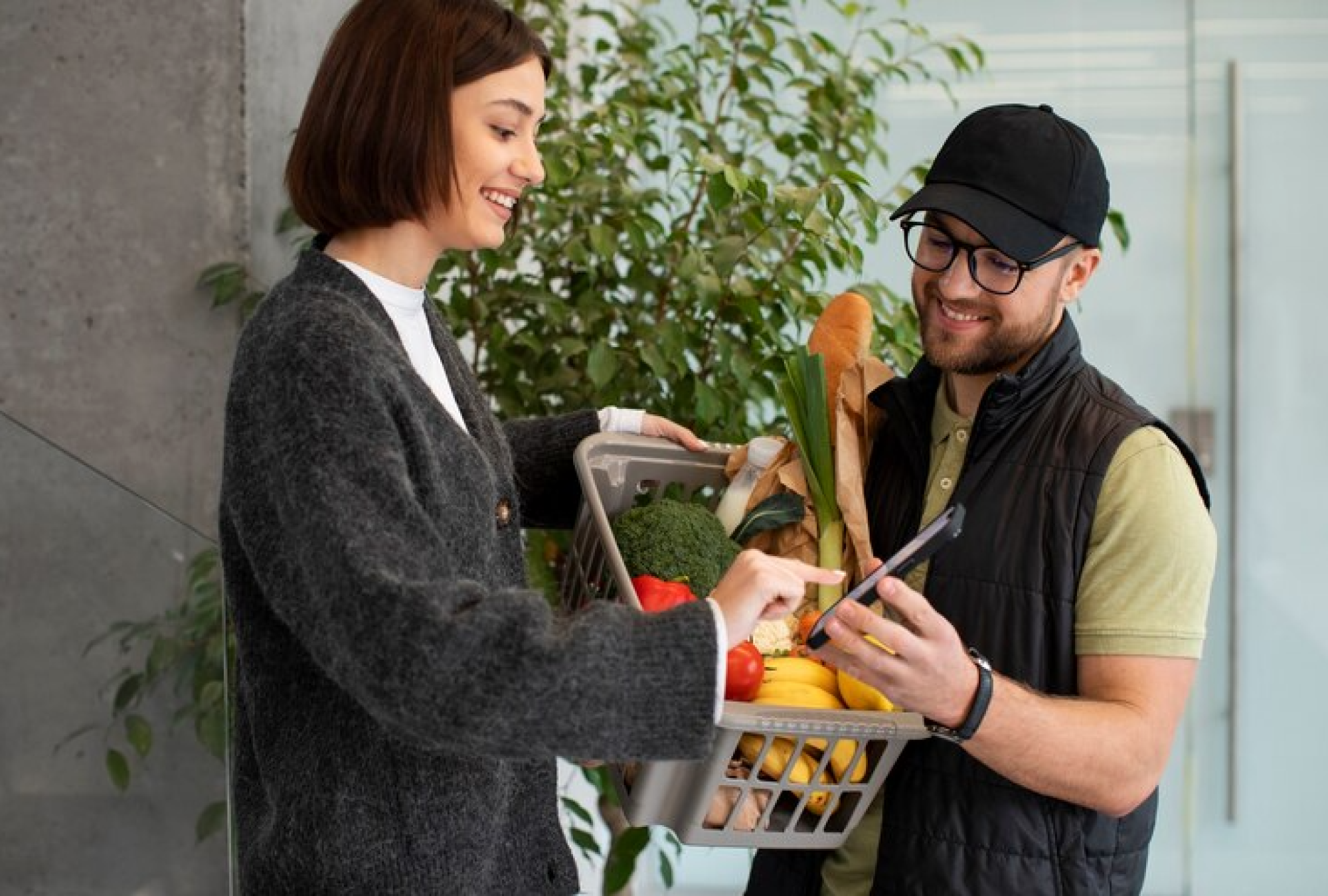 repartidor-dando-orden-comestibl