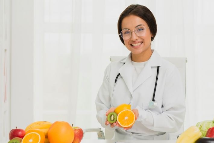 tiro-medio-medico-feliz-naranja