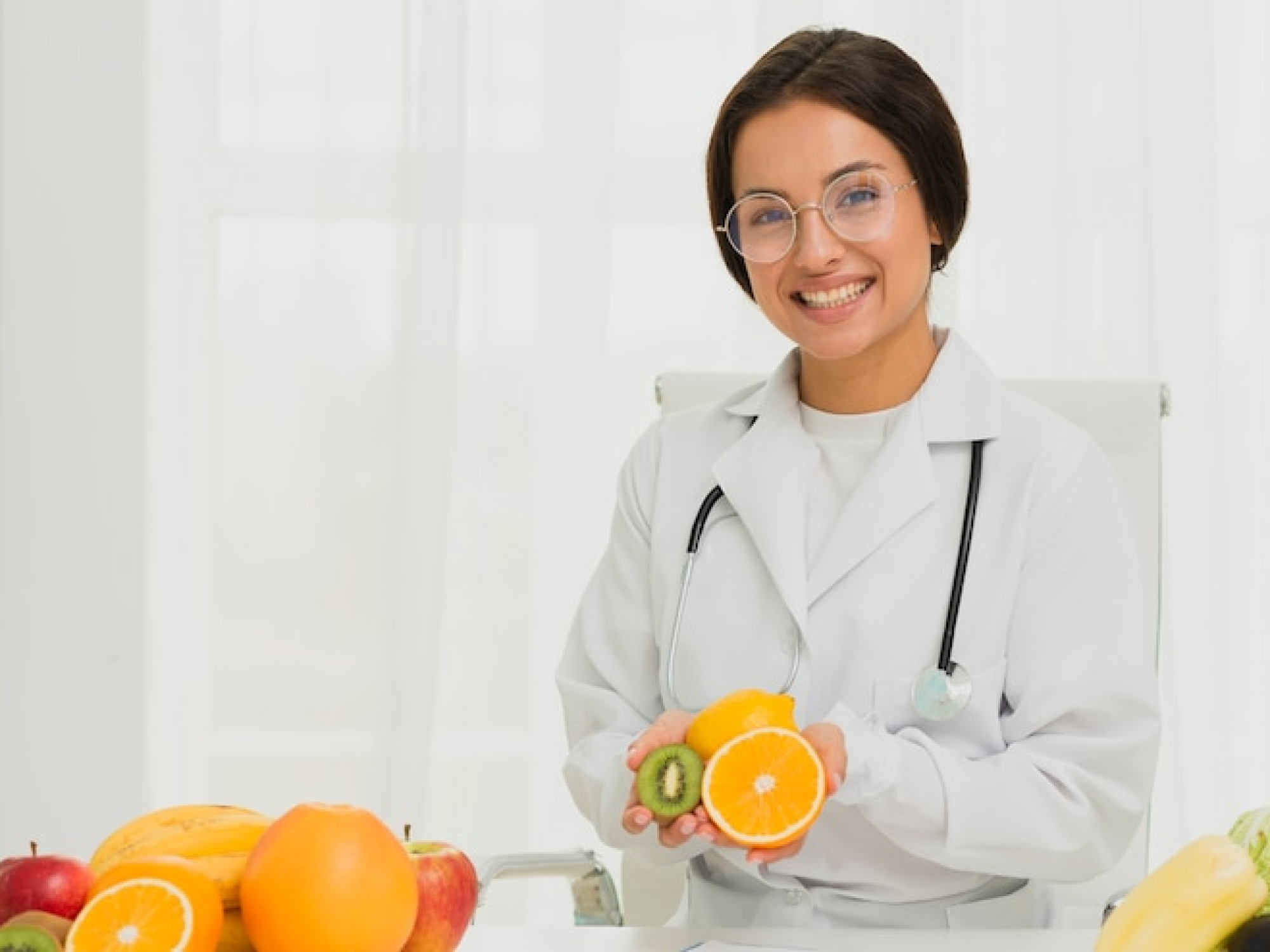 tiro-medio-medico-feliz-naranja