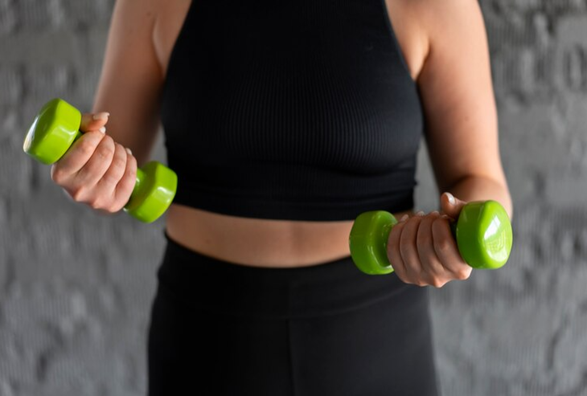 vista-frontal-mujer-entrenando